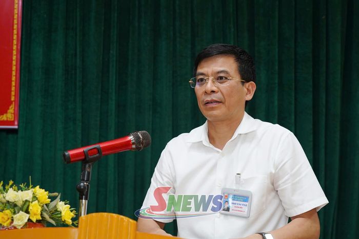 Đồng chí Đào Tài Tuệ phát biểu tại cuộc sinh hoạt Chi bộ bản Phặng, xã Muổi Nọi.
