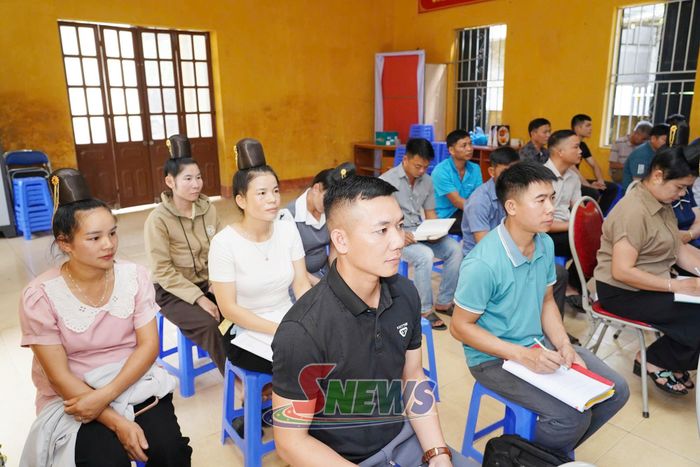 Đảng viên Chi bộ bản Phặng, xã Muổi Nọi dự cuộc sinh hoạt Chi bộ.