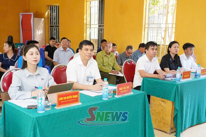 Các đại biểu dự cuộc sinh hoạt bản Phặng, xã Muổi Nọi.
