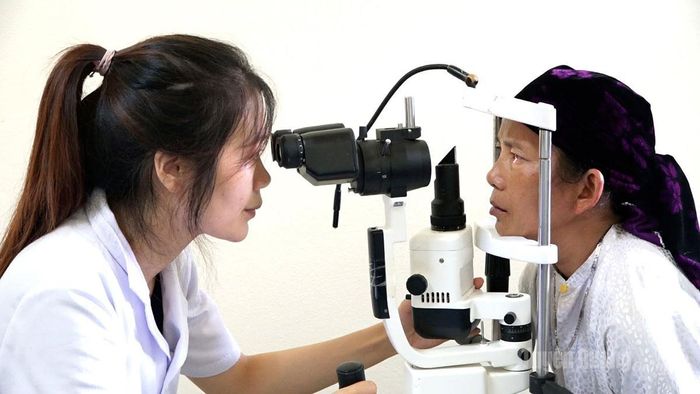 Những buổi khám mắt miễn phí mang dịch vụ chăm sóc thị lực đến gần hơn với người cao tuổi xã Tát Ngà.