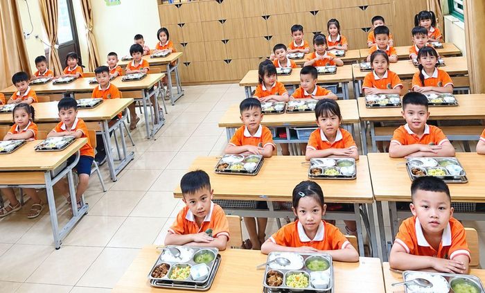 Bữa ăn bán trú của học sinh Trường Tiểu học Quyết Thắng được tổ chức bảo đảm các điều kiện an toàn thực phẩm.