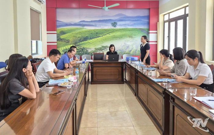 Đoàn kiểm tra xã Đại Phúc kiểm tra các điều kiện bảo đảm an toàn thực phẩm tại cơ sở cung cấp suất ăn học đường.
