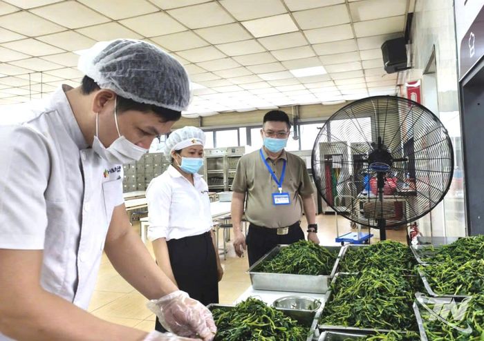 Cơ quan chức năng tăng cường kiểm tra an toàn thực phẩm tại các cơ sở cung cấp suất ăn học đường.