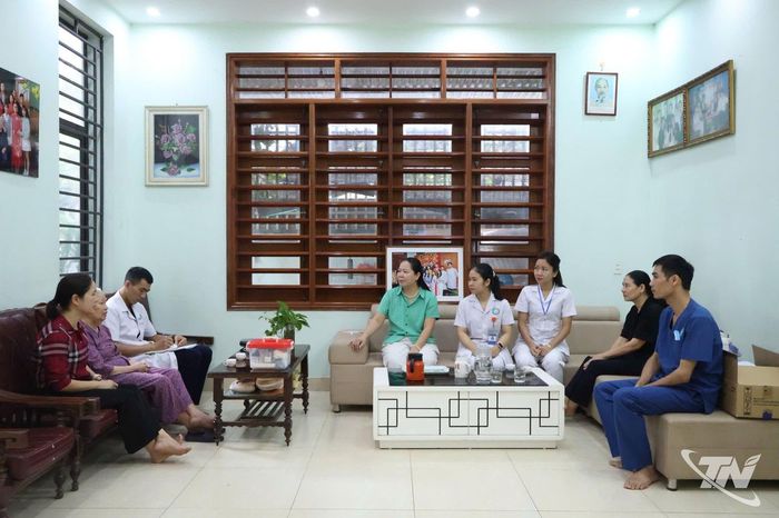 Ekip bác sĩ của Bệnh viện Phạm Ngọc Thạch đang tư vấn cho bệnh nhân tại nhà riêng.