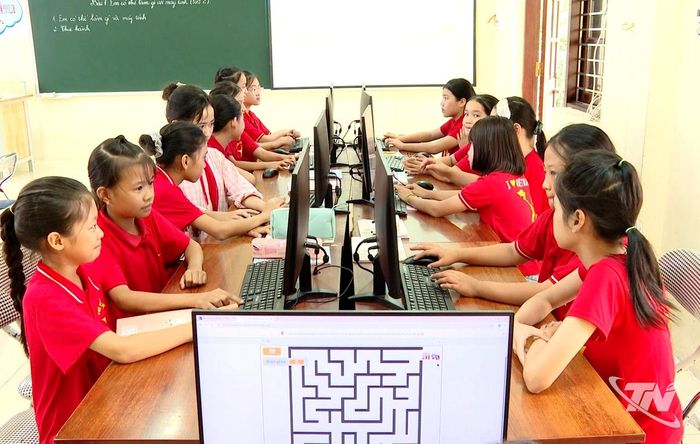Các thiết bị phục vụ chuyển đổi số được bổ sung cho các cơ sở giáo dục.