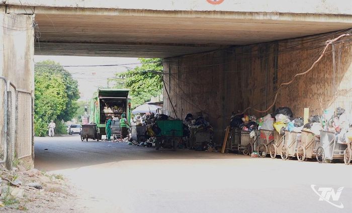 Tập kết và vận chuyển rác thải tại hầm chui cầu Sơn Tiến qua tổ 12, phường Quyết Thắng.