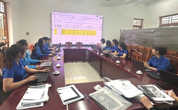 Lực lượng đoàn viên thanh niên tăng cường hỗ trợ việc rà soát thông tin về hồ sơ đất đai tại phường Bách Quang.