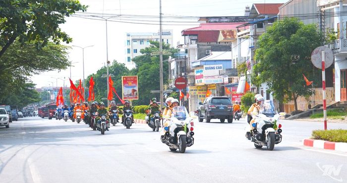 Đoàn diễu hành đi qua các tuyến đường khu vực trung tâm tỉnh.