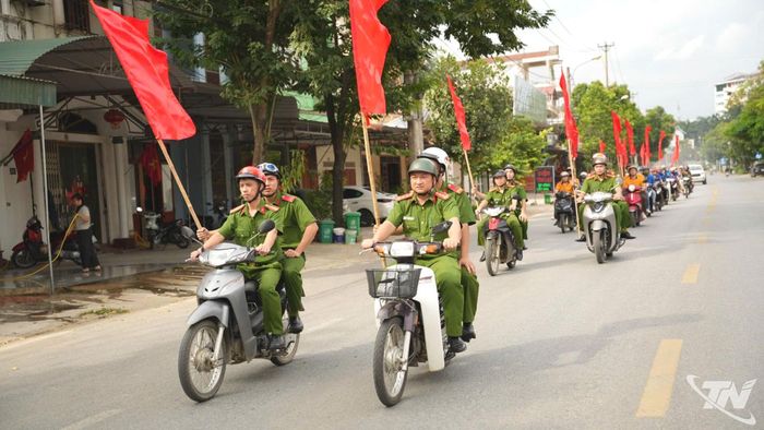 Đoàn diễu hành đi qua các tuyến đường trực chính tại khu vực phía Bắc tỉnh.