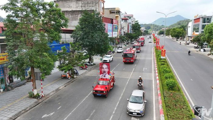 Đoàn diễu hành tại khu vực phía Bắc tỉnh.