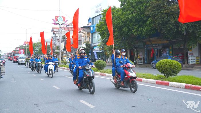Đoàn diễu hành đi qua các tuyến đường khu vực trung tâm tỉnh.