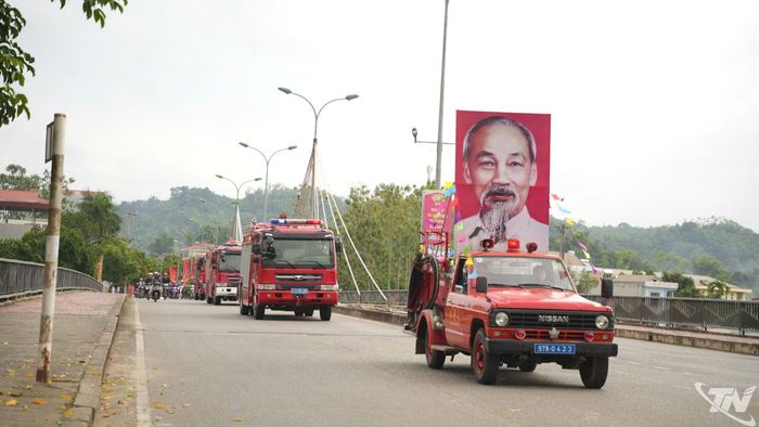 Đoàn diễu hành đi qua các tuyến đường trực chính tại khu vực phía Bắc tỉnh.