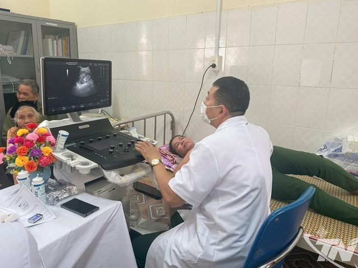 Các bác sĩ khám bệnh và tư vấn sức khỏe cho người dân xã Phượng Tiến.