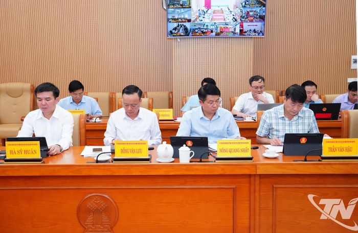 Các đồng chí lãnh đạo tỉnh và đại biểu dự Phiên họp.