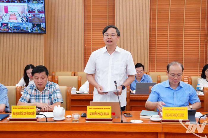 Lãnh đạo các sở phát biểu tại Phiên họp.