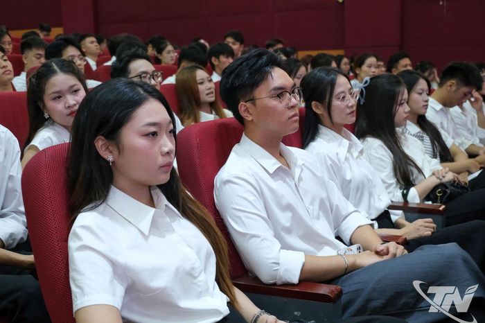Đông đảo sinh viên dự Hội nghị.