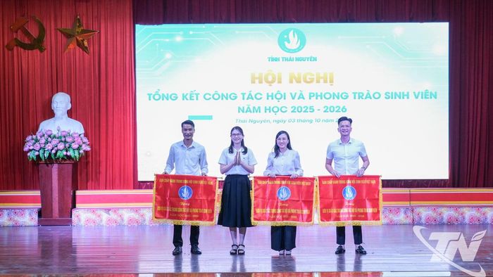 3 tập thể vinh dự được nhận Cờ thi đua của Trung ương Hội Sinh viên Việt Nam.