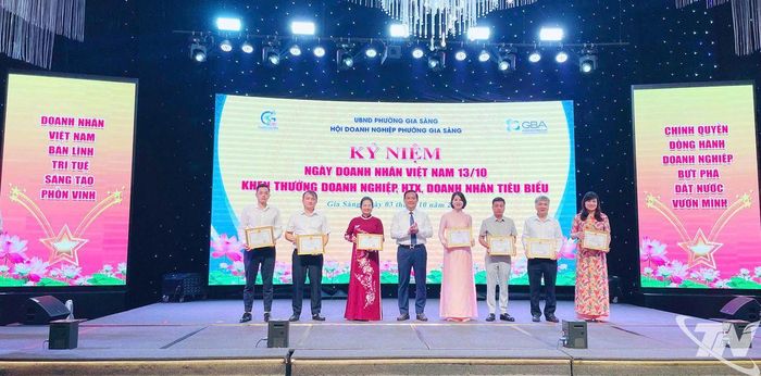 UBND phường Gia Sàng tặng Giấy khen cho tập thể, cá nhân có thành tích tiêu biểu trong phát triển kinh tế - xã hội năm 2026.