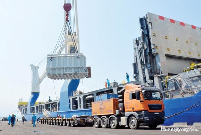   Nhiều khu bến tại cảng Chân Mây tạo điều kiện thuận lợi cho hàng hóa ở khu vực xuất, nhập khẩu.