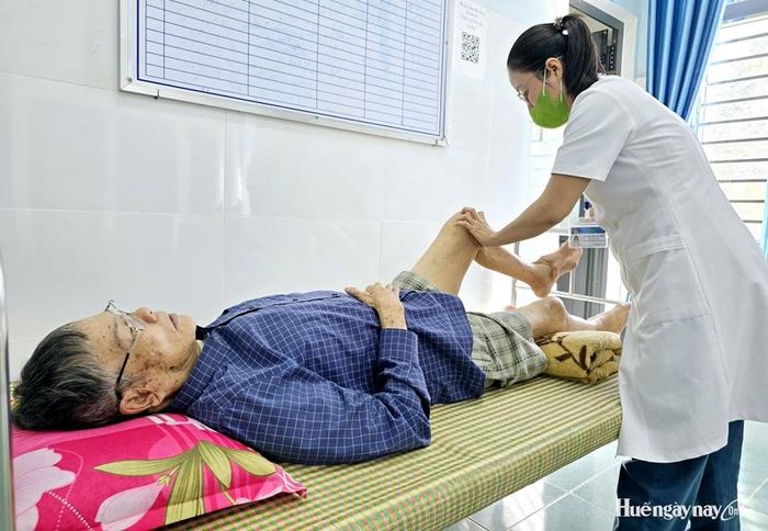  Kiểm tra sức khỏe xương khớp cho bệnh nhân ở Trạm Y tế xã Phú Vang