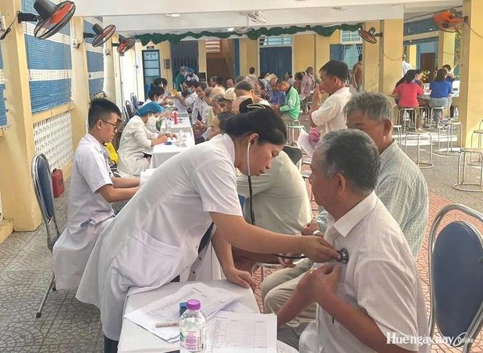 Phường An Cựu tổ chức khám sức khỏe cho người dân. 