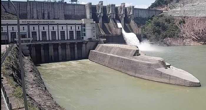 Vận hành điều tiết nước tại Công ty Cổ phần Thủy điện Hương Điền (Ảnh minh họa).