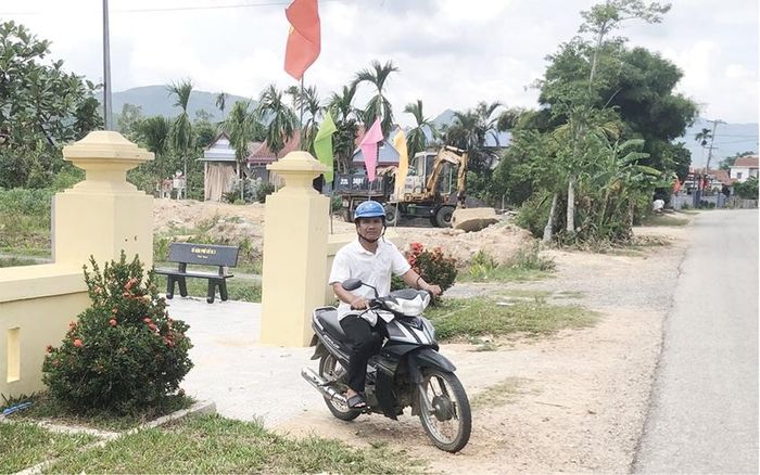 Phan Ngọc Vinh được bà con địa phương mệnh danh “người say việc làng”.