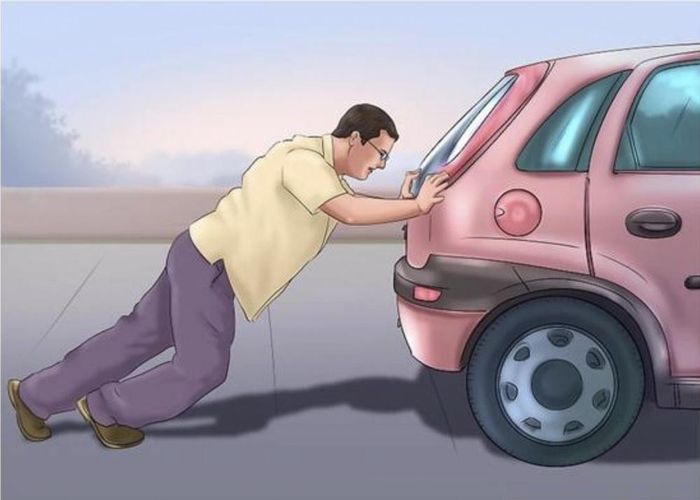 Một chiếc xe có hộp số sàn không đồng nghĩa với việc luôn có thể khởi động bằng cách đẩy