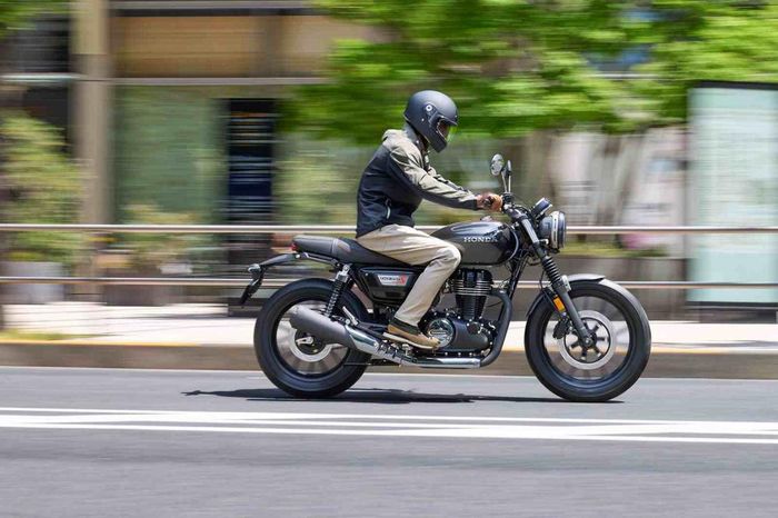 Honda GB350S sử dụng động cơ 4 kỳ, xi-lanh đơn đặt thẳng đứng, dung tích 350 cc
