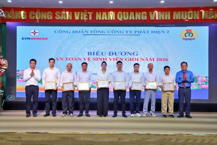 Biểu dương các cá nhân đạt danh hiệu An toàn vệ sinh viên giỏi năm 2026 tại Hội nghị.