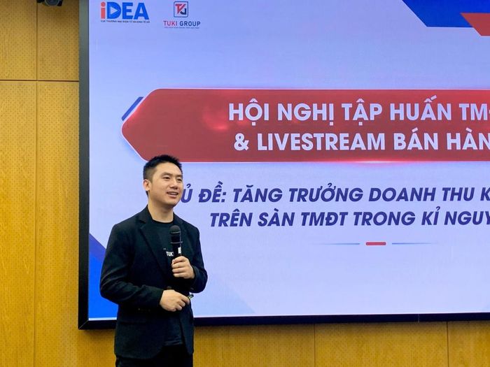  Ông Nguyễn Trung Kiên - Founder Tuki Group hướng dẫn doanh nghiệp tối ưu hóa gian hàng và doanh thu trên Shopee. 
