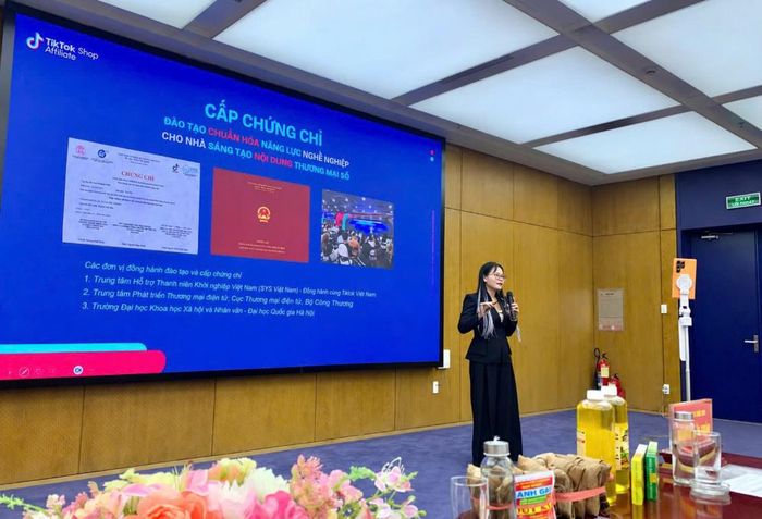  Thời gian qua, eComDX phối hợp cùng SYS và Tiktok Việt Nam tổ chức các khóa đào tạo, tập huấn nhằm nâng cao nhận thức và kỹ năng ứng dụng TMĐT cho các doanh nghiệp và thanh niên khởi nghiệp. 