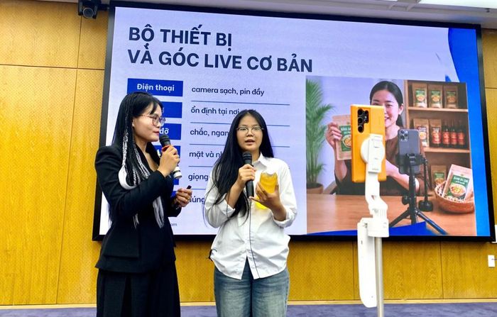  Phần trao đổi, tương tác của giảng viên SYS (trái) và học viên tại Hội nghị. 
