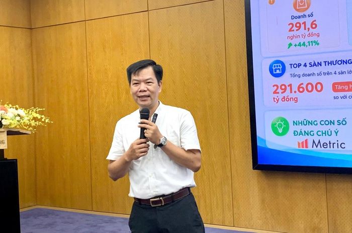  Ông Nguyễn Hữu Tuấn - Giám đốc Trung tâm Phát triển thương mại điện tử (eComDX) chia sẻ về thị trường và xu hướng phát triển TMĐT Việt Nam. 