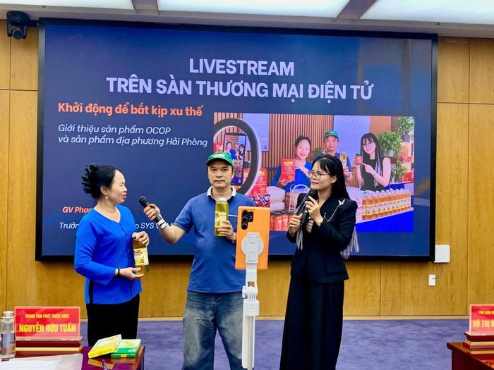  Đại diện Doanh nghiệp tham gia thực hành livestream tại Hội nghị. 