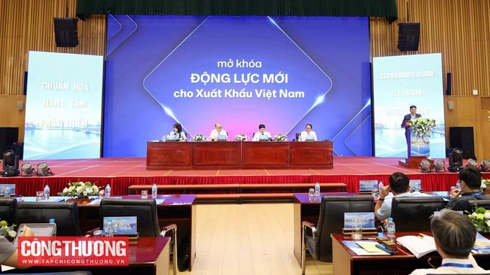 Ông Trần Xuân Thủy - Đại diện Amazon Global Selling trình bày các chiến lược trọng tâm và giải pháp hậu cần xuyên biên giới
