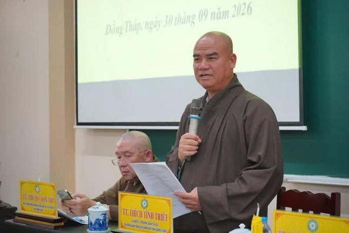 Thượng tọa Thích Tĩnh Triệt chủ trì phiên họp