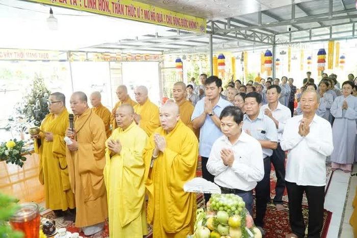 Chư tôn đức, đại biểu thắp hương tưởng niệm cố Thượng tọa Thích Đạt Ma Ngộ Hương