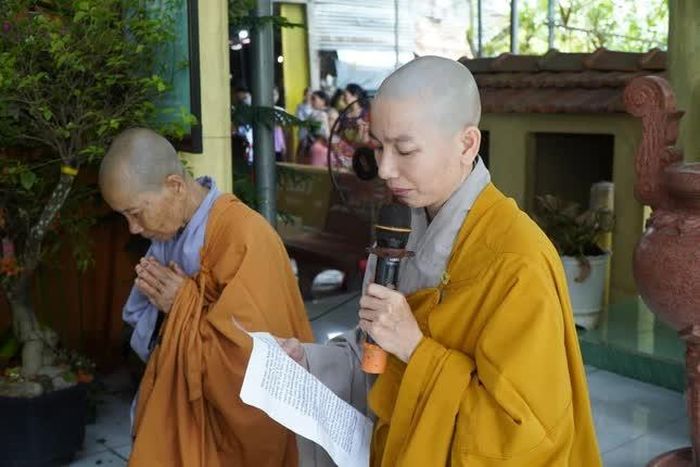 Sư cô Thích nữ Như Huệ dâng lời phát nguyện
