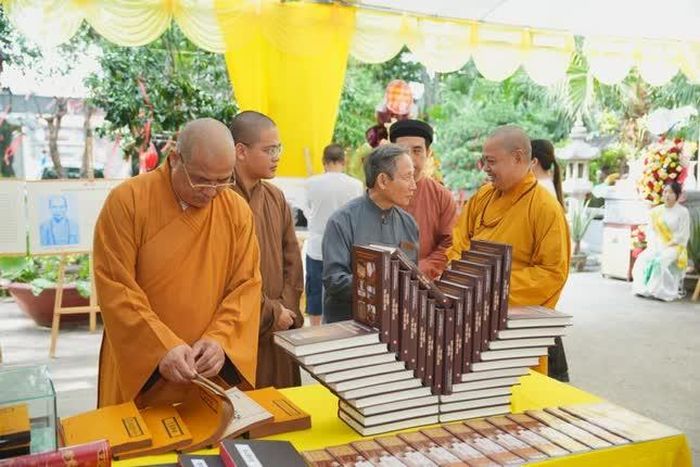 Tham quan triển lãm, trưng bày