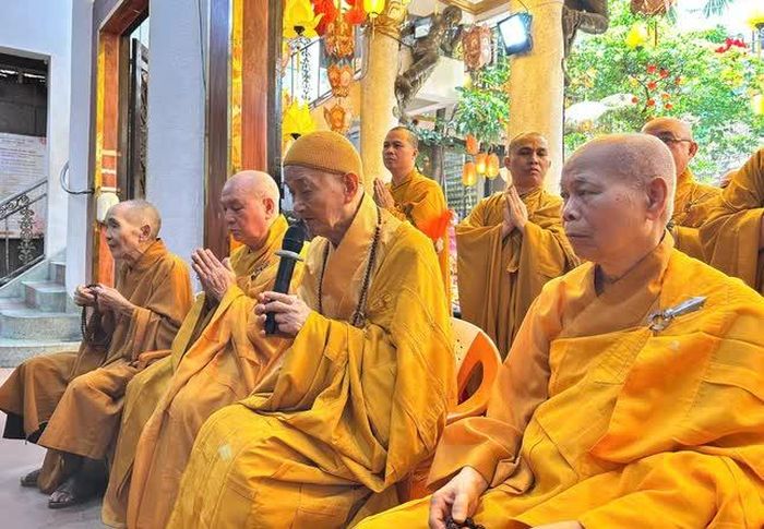 Trưởng lão Hòa thượng Thích Thanh Hùng, Ủy viên Thường trực Hội đồng Chứng minh, trụ trì tổ đình Phổ Quang dâng lời tưởng niệm