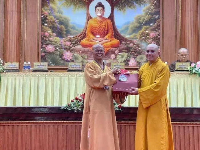 Trao tặng quà lưu niệm