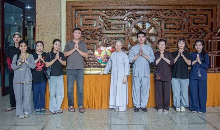 Các tình nguyện viên trang trí không gian phía trước hội trường - nơi diễn ra hội thảo