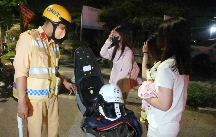 Quá trình tuần tra, lực lượng CSGT tập trung kiểm soát các phương tiện do thanh thiếu niên điều khiển, kịp thời phát hiện những trường hợp vi phạm như chạy tốc độ cao, lạng lách, đánh võng, chở quá số người quy định. Trong ảnh là ba thiếu nữ ngồi trên xe máy nhưng không đội mũ bảo hiểm bị xử lý.