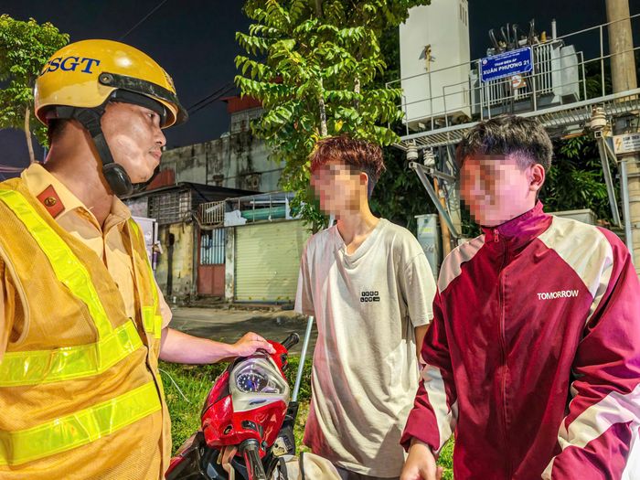 Những "quái xế" điều khiển phương tiện lạng lách, đánh võng, tự ý thay đổi đặc tính của xe... cũng được cảnh sát tập trung phát hiện, xử lý.