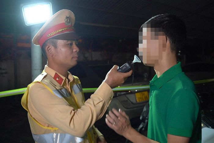 Qua kiểm tra, lực lượng CSGT đồng thời tuyên truyền, nhắc nhở người vi phạm chấp hành nghiêm các quy định về trật tự, an toàn giao thông, nhất là đối với thanh thiếu niên đã sử dụng rượu, bia nhưng vẫn điều khiển mô tô, xe gắn máy vào ban đêm.