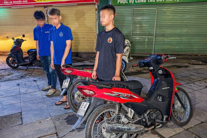 Từ 21h30 đến rạng sáng hôm sau, tổ công tác đã phát hiện, xử lý 24 trường hợp vi phạm. Trong đó, có 15 người không đội mũ bảo hiểm; 5 trường hợp chở quá số người quy định; hai trường hợp vi phạm nồng độ cồn; một xe máy có dấu hiệu sử dụng biển số giả và một quái xế độ pô.