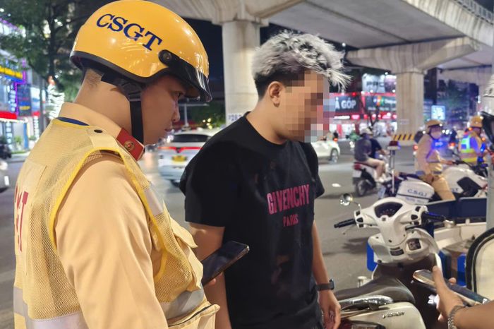 Mỗi tổ công tác liên tục bám tuyến, tập trung kiểm tra những trường hợp thanh thiếu niên điều khiển mô tô, xe gắn máy không đội mũ bảo hiểm, chở quá số người quy định.