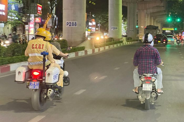 Sau khi họp bàn kế hoạch, CSGT chia làm nhiều tổ công tác sử dụng xe mô tô đặc chủng đồng loạt tuần tra, kiểm soát trên các tuyến Xuân Thủy, Cầu Giấy, Hồ Tùng Mậu, Cầu Diễn, Trịnh Văn Bô… thuộc địa bàn các phường Cầu Giấy, Xuân Phương, Từ Liêm.