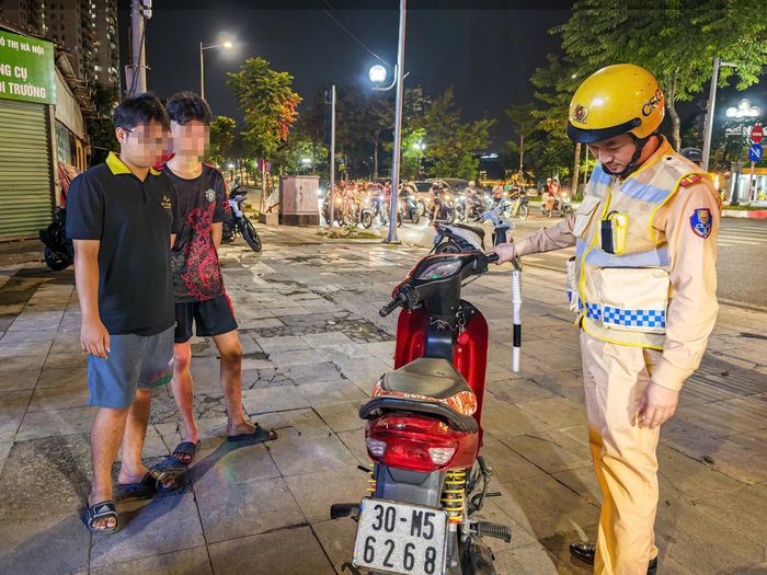 Cảnh sát còn phát hiện chiếc xe máy gắn biển số nghi bị làm giả (chiếc xe trong ảnh) và đưa về trụ sở công an để tổ chức xác minh làm rõ nguồn gốc của phương tiện.